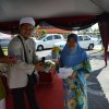 Pn Che Yam seronok dapat hadiah